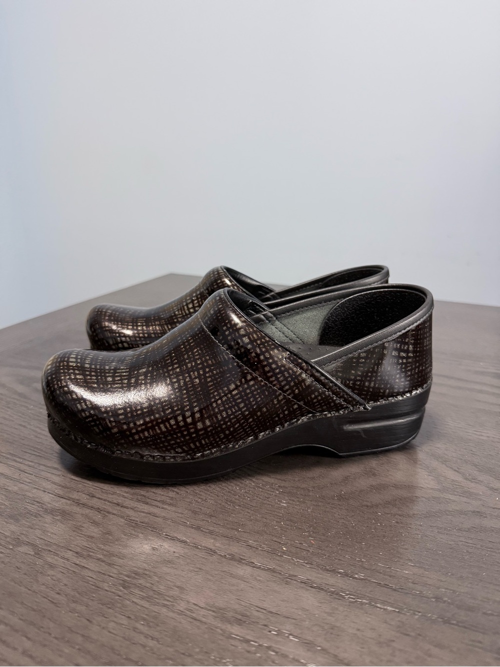 Dansko Professional Crisscross Patent Leather Clogs EU 39 US 8.5–9